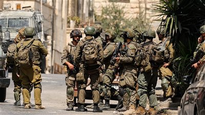إصابات واعتقالات وتخريب ممتلكات خلال اقتحام الاحتلال مناطق عدة بالخليل