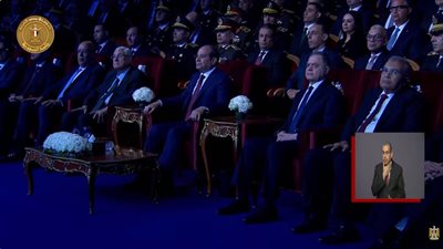 الرئيس السيسي يتوسط صورة تذكارية مع وزير الداخلية وأعضاء المجلس الأعلى للشرطة