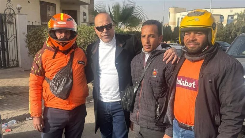 وزير العمل وسط عمال