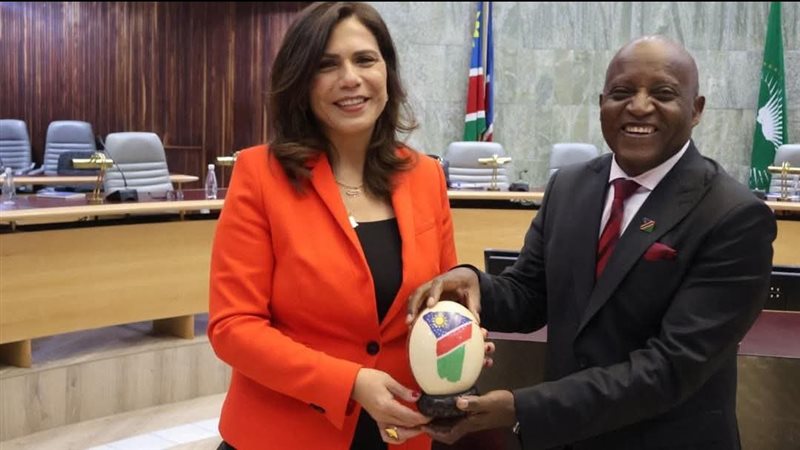 السفيرة المصرية ورئيس