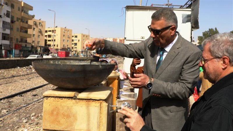 محافظ أسوان يضع حجر