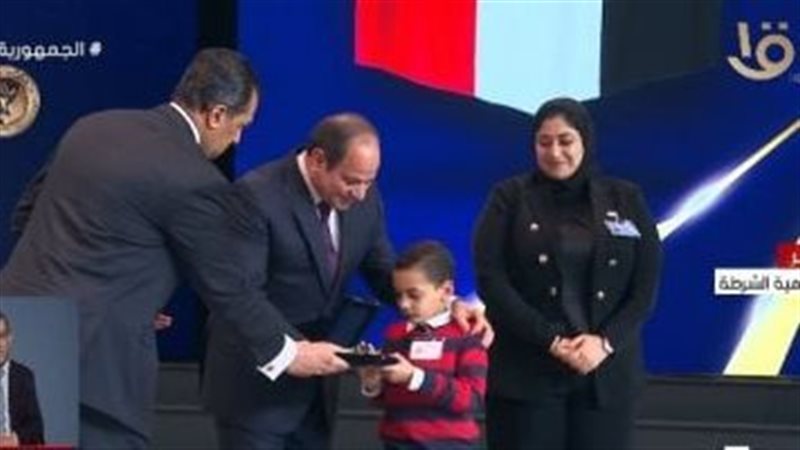 الرئيس السيسي يكرم