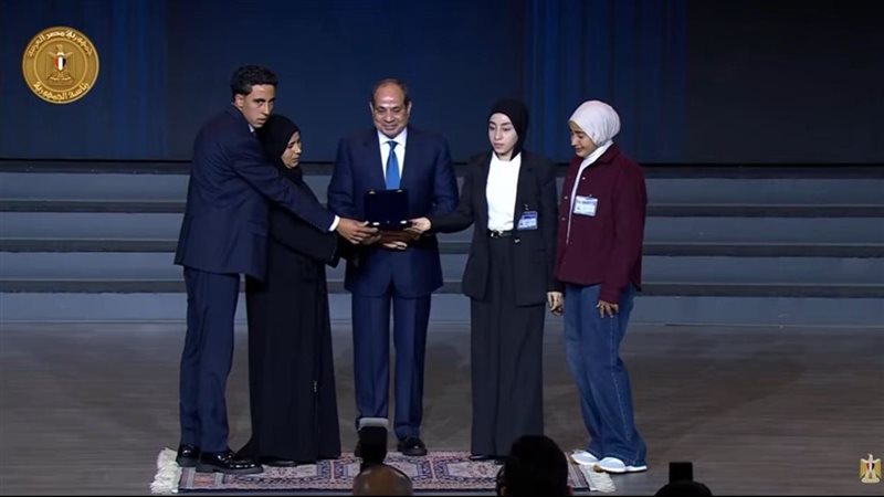 الرئيس السيسي يكرم