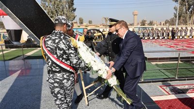 محافظ المنوفية ومدير الأمن يضعان إكليل الزهور على النصب التذكاري لشهداء الشرطة