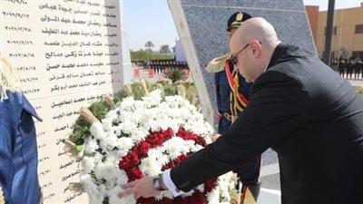 في عيد الشرطة: محافظ بني سويف يضع إكليل الزهور على النُصب التذكاري للُشهداء 