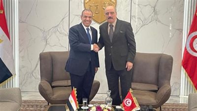 وزير الخارجية يصل إلى تونس ويستقبله نظيره التونسي بمطار قرطاج