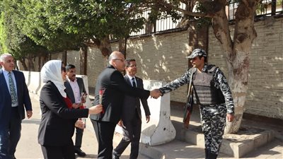 محافظ القليوبية يقدم الورود لرجال الشرطة بالأكمنة والميادين