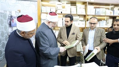 الأمين العام لمجلس حكماء المسلمين يتفقد أجنحة المؤسسات الدينية بمعرض الكتاب