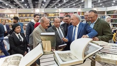 قيادات أكاديمية بجامعة القاهرة يزورون جناح دار الكتب والوثائق بمعرض الكتاب