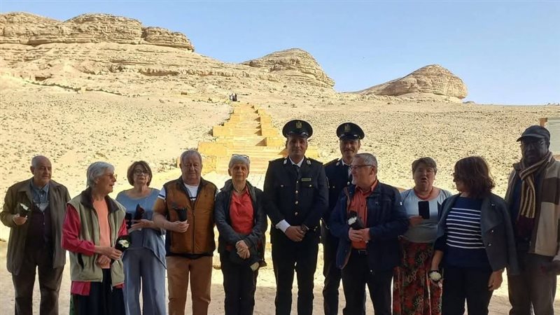 توزيع هدايا على الافواج