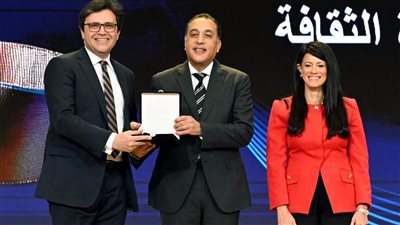 رئيس الوزراء يسلم وزير الثقافة جائزة التميز الحكومي في مجال تكافؤ الفرص