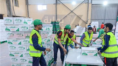 البدء فى تجهيز وتعبئة 35 ألف كرتونة مواد غذائية بكفرالشيخ  