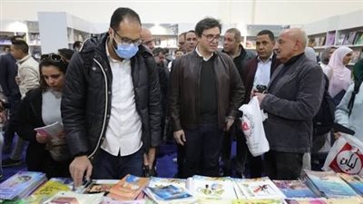 وزير الثقافة يتفقد معرض الكتاب في يومه الخامس.. ويتابع الإقبال على الإصدارات
