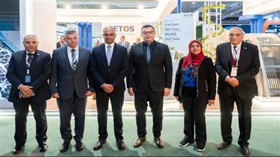 وزير الإسكان يتفقد أجنحة معرض 