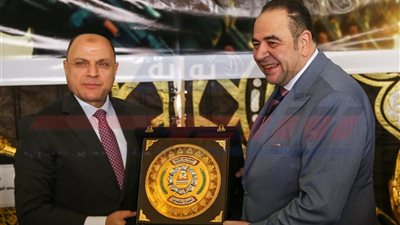 تبادل الدروع التذكارية خلال الاحتفال بالذكرى الـ 74 لعيد الشرطة