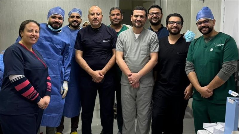 الفريق الطبى يتوسطة