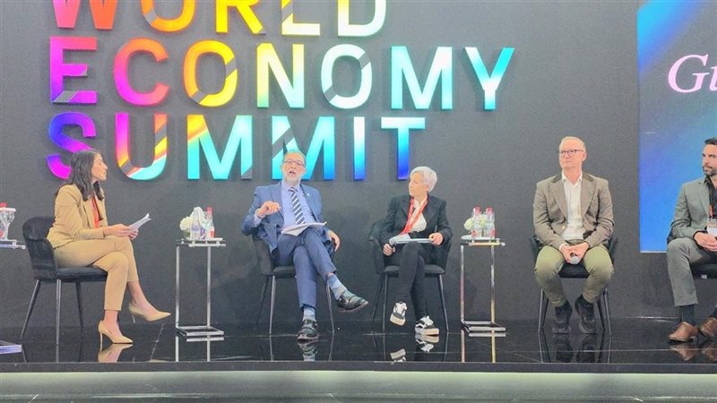 طارق الهوبي في الجلسة