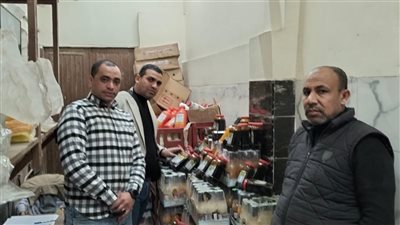 ضبط مصنع تعبئة مواد غذائية بأسيوط وبداخله عسل وعصائر منتهية الصلاحية..صور
