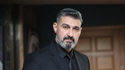 ياسر جلال يخلع عباءة 