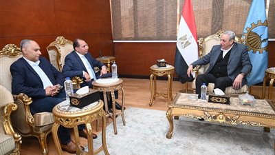 محافظ الغربية يناقش توفير نواقص الأدوية مع نائب رئيس هيئة الشراء الموحد