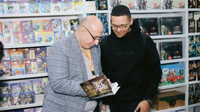 وائل هنيدي يلتقي جمهوره في جناح روايات مصرية للجيب بمعرض القاهرة الدولي