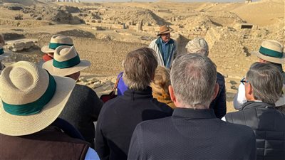 حواس يكشف للوفد الأسترالي تفاصيل مقبرة ابن الملك 'أوسر كاف'