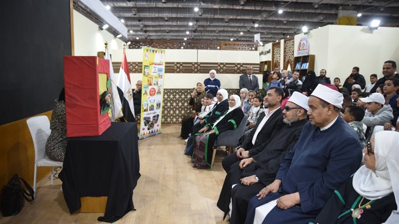 الندوة داخل المعرض