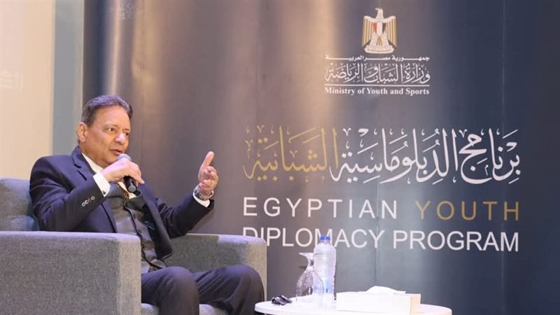 كرم جبر خلال الندوة