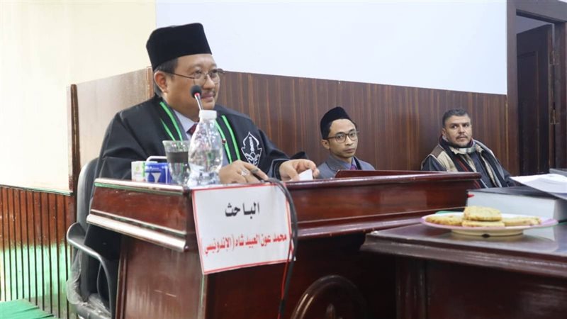 الباحث خلال مناقشة