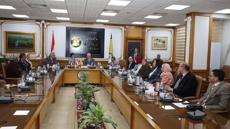 رئيس جامعة خلال الاجتماع