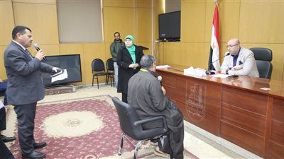 لقاء محافظ بني سويف مع المواطنين: مراجعة الموقف القانوني لإحدى مزارع الدواجن