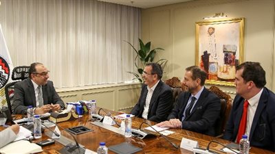 وزير قطاع الأعمال يبحث مع مستثمرين أتراك فرص تطوير صناعة الملابس الجاهزة 