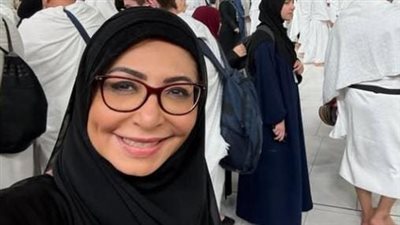 لميس الحديدي بالحجاب أمام الكعبة: 