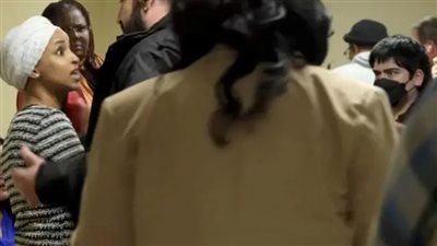 ديمقراطيون أمريكيون يدينون هجومًا عنصريًا على النائبة إلهان عمر في مينيسوتا