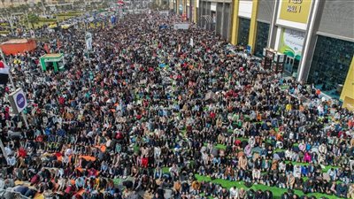 توافد جماهيري كثيف على معرض الكتاب.. والجمهور يؤدي صلاة الجمعة بساحات المعرض