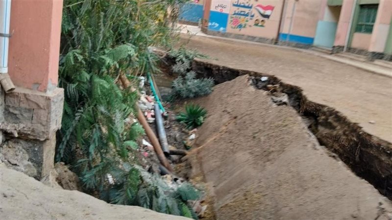 هبوط أرضى بفناء مدرسة