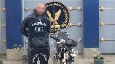 تفاصيل تداول فيديو اصطدام قائد دراجة نارية حال سيره برعونة بشخص ببني سويف