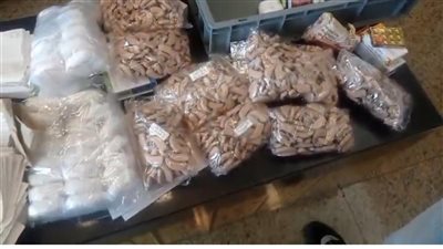 ضبط راكب حاول تهريب أكثر من 1000 سماعة أذن في مطار سفنكس