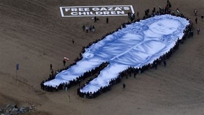 رفع صورة ضخمة للطفلة الشهيدة هند رجب على شاطئ برشلونة