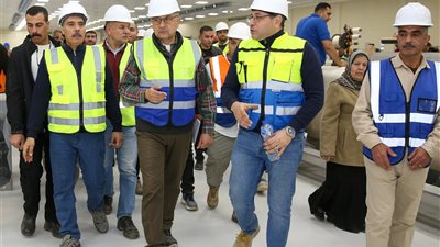 وزير قطاع الأعمال يتفقد المرحلة الثانية من المشروع القومى للغزل والنسيج