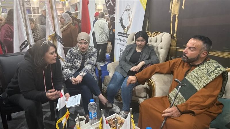 أحد الفنانين في جناح