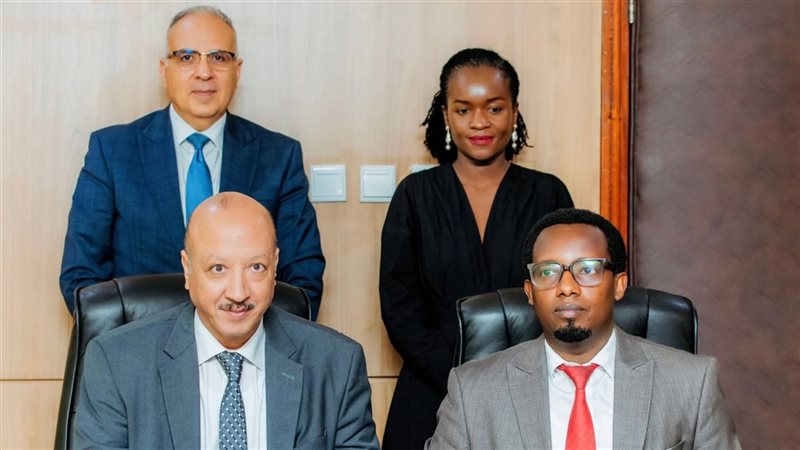 سويلم خلال التوقيع