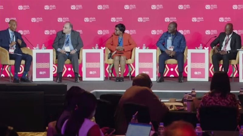 الغمراوي يتوسط منصة