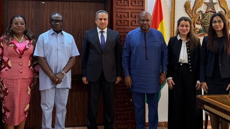 السفير المصري مع