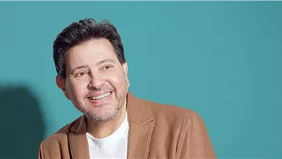 على كرسي.. هاني شاكر يحيي أول حفل له بعد العمليَّة الجراحيَّة