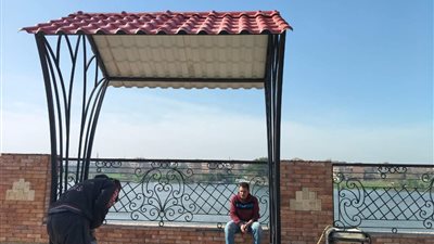 محافظ الغربية يتابع تركيب المقاعد بكورنيش كفر الزيات