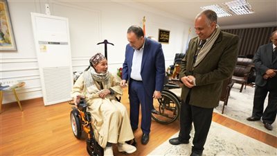 محافظ أسيوط يمنح مسنًا كرسيا متحركا كهربائيا دعمًا لحالته الصحية 
