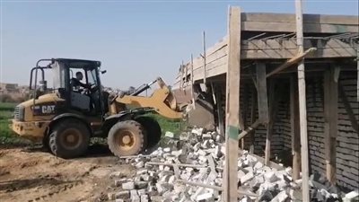 إزالة 23 حالة تعد واسترداد 11 فدانًا و689 متر مباني خلال حملات بأسيوط 