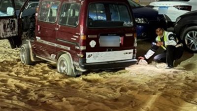 أمن القاهرة يستجيب لاستغاثة شخص لاستخراج سيارته العالقة بالرمال