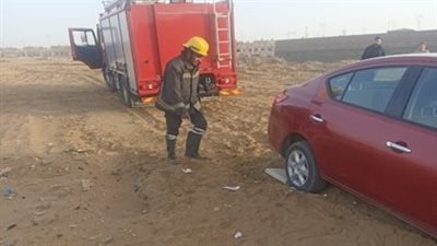 إنقاذ سيارة سيدة عالقة بالرمال بالظهير الصحراوي للطريق الأوسطي